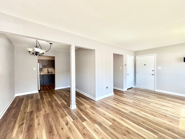 Building Photo - Cozy Updated End Unit Home In Virginia Beach