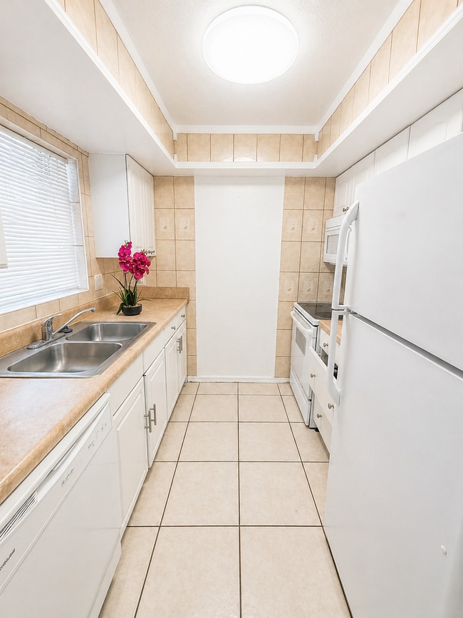 Building Photo - Last Unit Available!