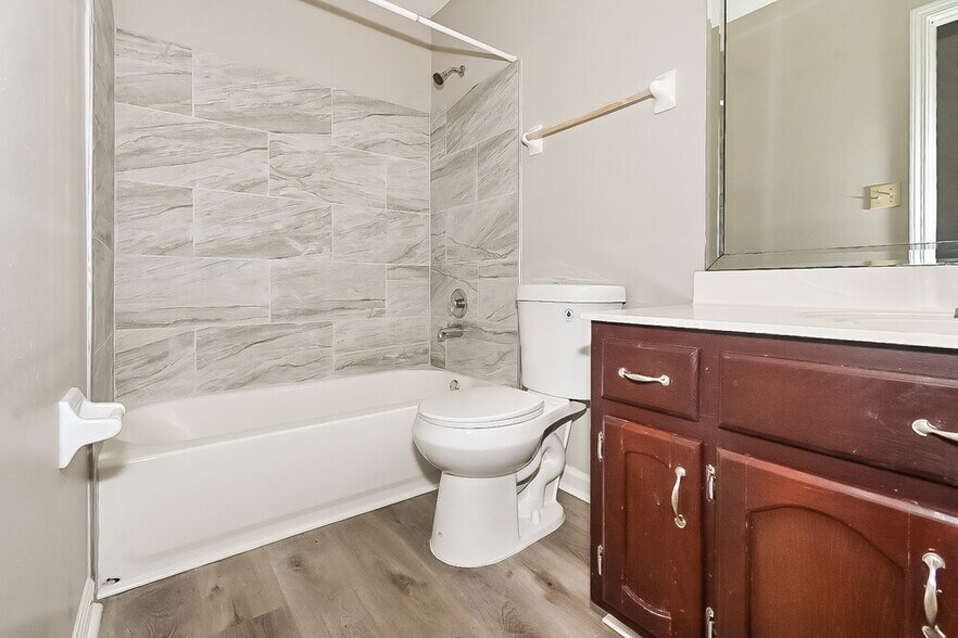 Building Photo - 5570 Alexandria Ln