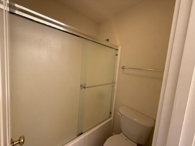 Building Photo - FANTASTIC 3 BEDROOM AND 2.5 BATHROOM TOWNHOUSE IN REDMOND!