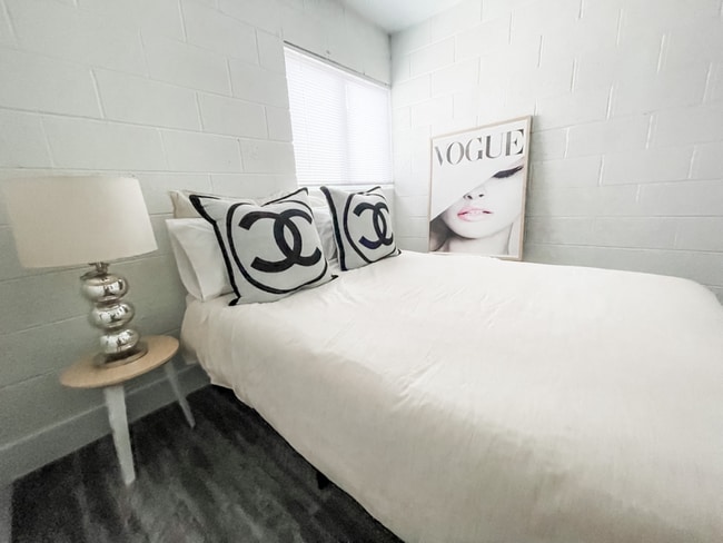 Building Photo - 1855 E Don Carlos