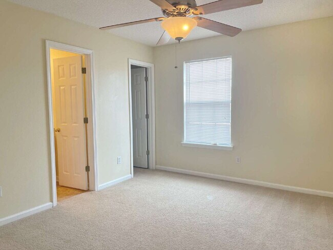 Building Photo - The Gables 2BR | 2.5BA Townhome!