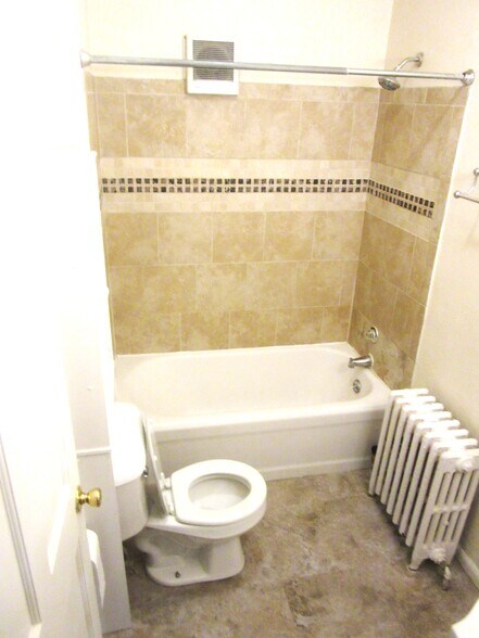 Building Photo - 605 1/2 N State St