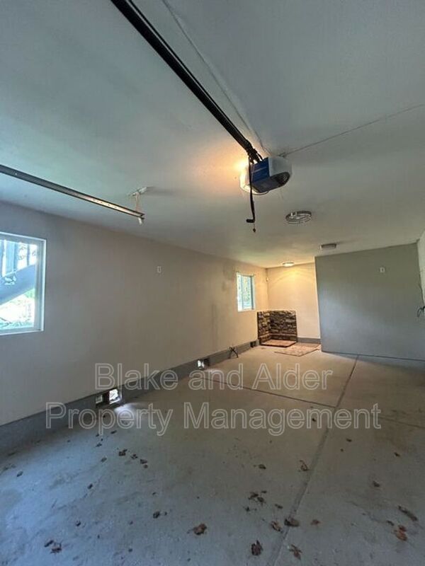 Building Photo - 5609 SE 117th Ave