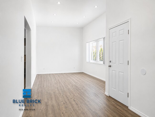 Building Photo - 13441 Vanowen St