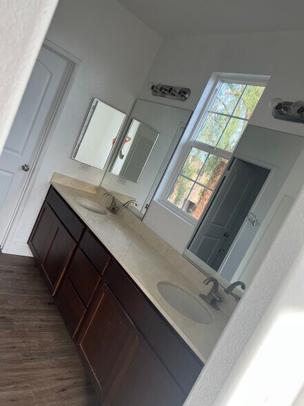 Master Bathroom - 1662 Casa Mila Dr