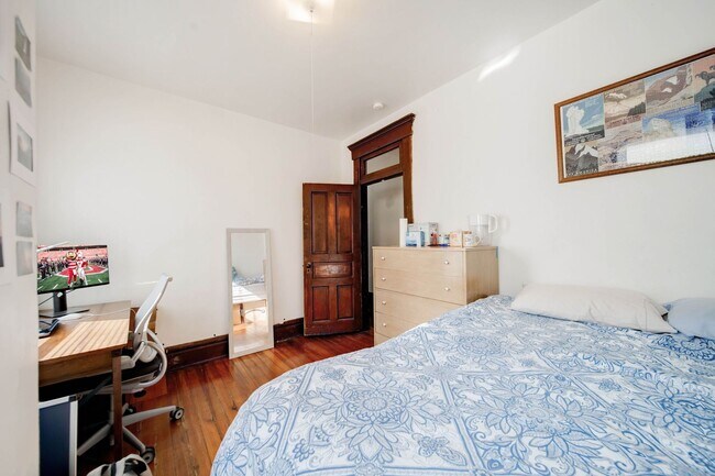 Building Photo - Prime Location 4BR house just off High St!