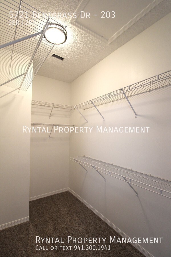 Building Photo - 5721 Bentgrass Dr