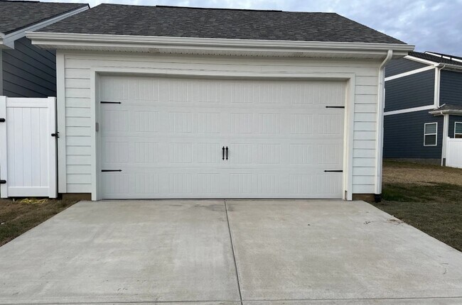 Building Photo - 5049 Greentree Dr