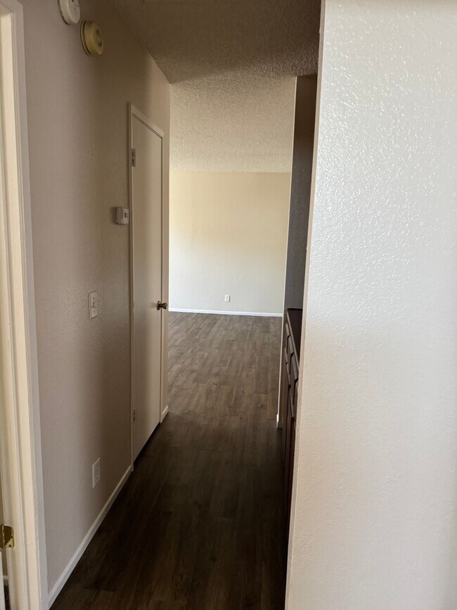 Building Photo - Apple Valley- Four Plex- 2 Bedrooms, 2 Bat...