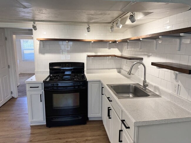 Building Photo - "Charming 2-Bed Apartment with ALL UTILITIES INCLUDED!! – Cozy Comfort Awaits!"