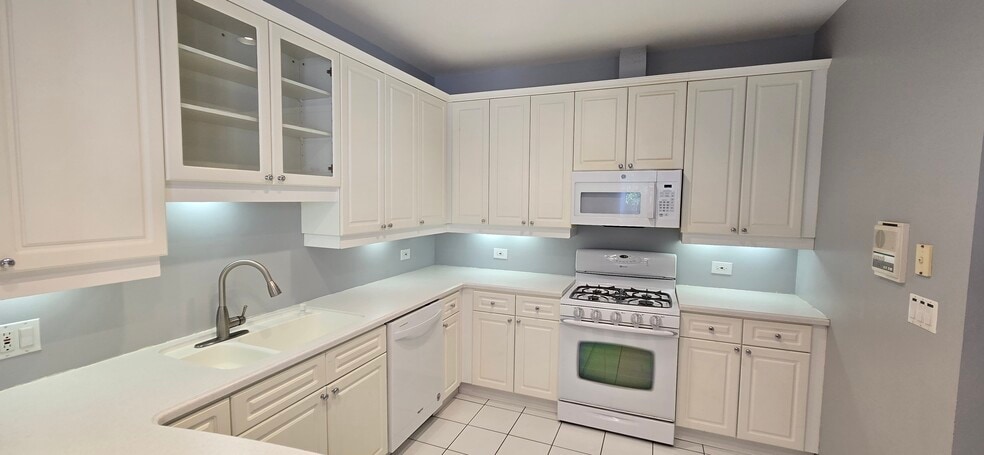 Building Photo - 1502 S Prairie Ave