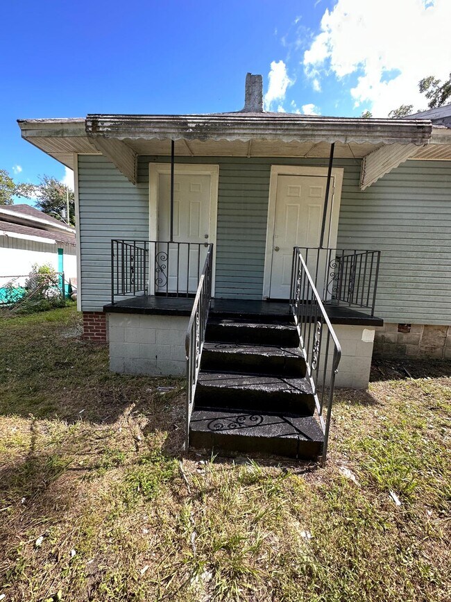 Building Photo - 1555 W 7th St