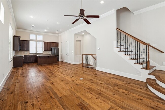 Building Photo - 9443 Fannin St