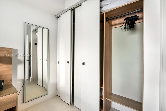 Building Photo - 601 NE 1st Ave