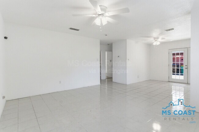 Building Photo - 167 Daisy St