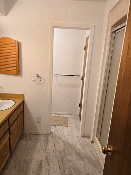 bath room - 2281 FM 2029
