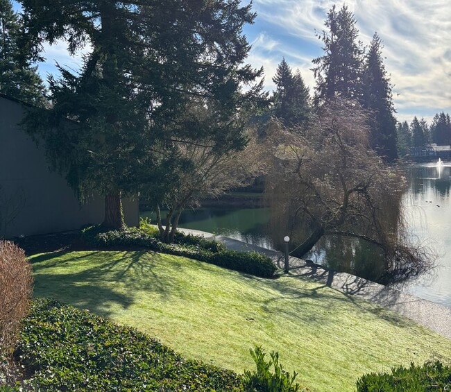 Building Photo - 2 Bed / 1.5 60-01 Redmond Townhouse $2,695/mo