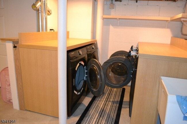 Building Photo - 3 Meadow Dr