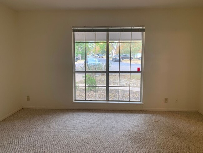 Building Photo - Lovely 4/2 in Brentwood Neighborhood