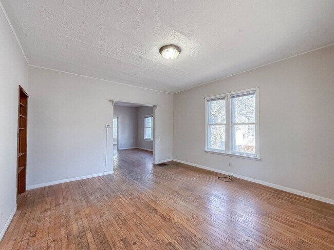 Building Photo - Short