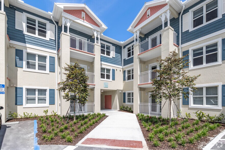 Building Entrance - Lofts at Bahama Village