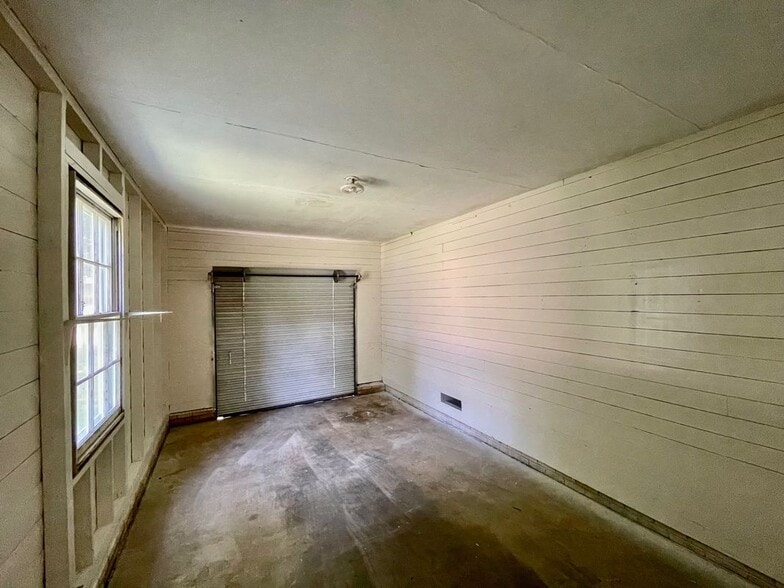Building Photo - 705 Runnels Ave