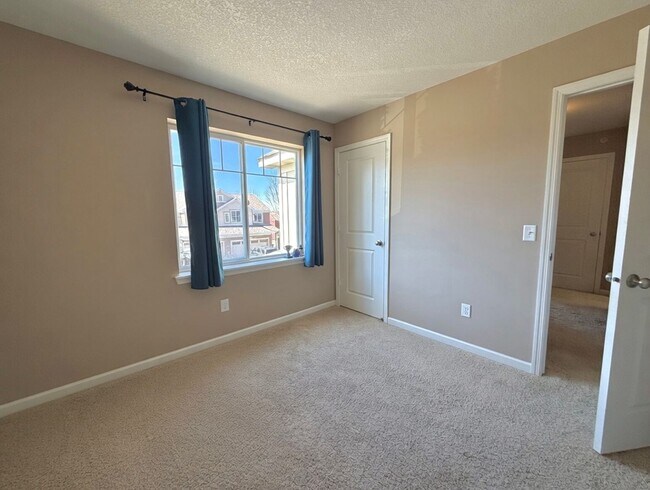 Building Photo - Rare 4 Bedroom End Unit Townhome in The Beautiful Stonemill Farms of Woodbury