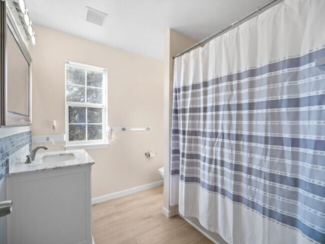 Building Photo - Spacious Home with Fenced Yard & Garage – ...