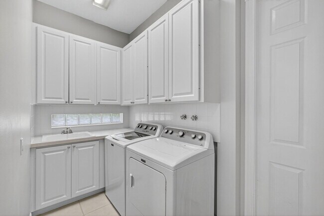 Building Photo - 121 Savona Dr