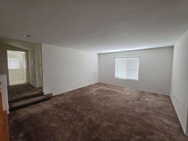 Building Photo - Five Bedrooms Three Baths in Murrieta