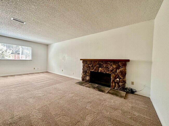 Building Photo - Charming 2 bedroom 2 bathroom home located in south Sacramento!
