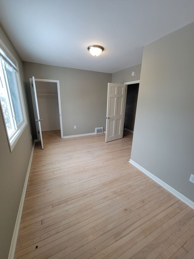 Building Photo - AVAILABLE JUNE - 5 Bed, 2 Bath Newly Renovated Home