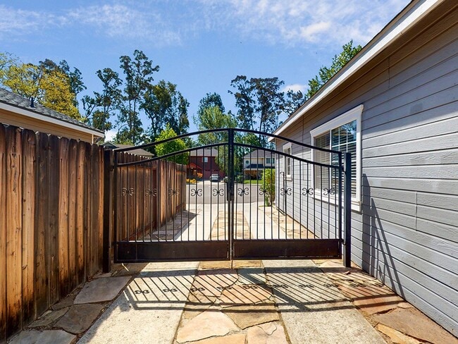 Building Photo - 888 El Capitan Way