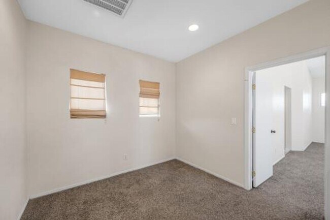 Building Photo - Nice Two Story Home with fenced yard and pet friendly owners.