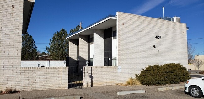 Primary Photo - 401 Graceland Dr SE