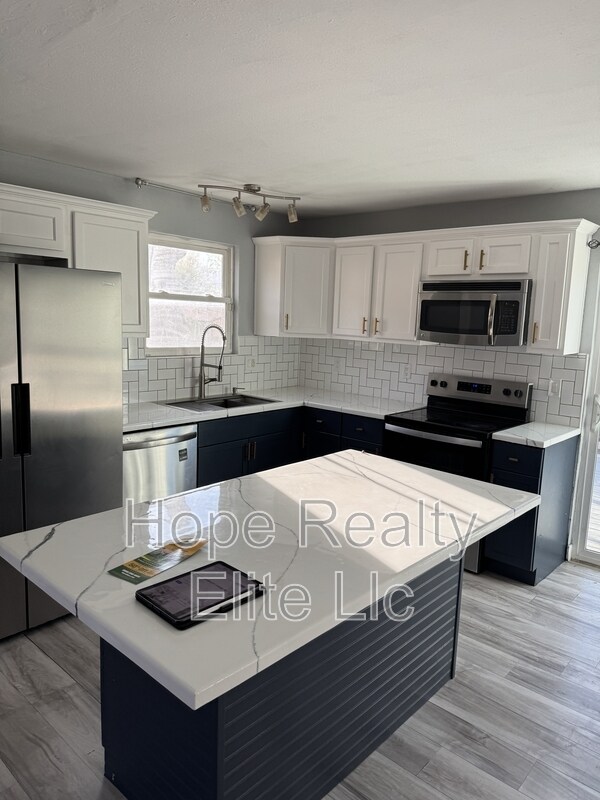 Building Photo - 3378 Foxridge Dr