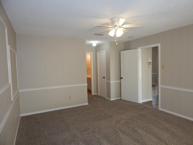 Building Photo - 4505 River Oaks Dr