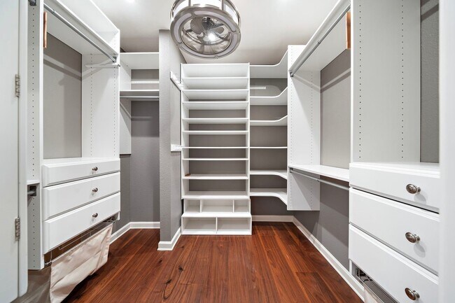 Building Photo - 8954 Chatsworth Dr