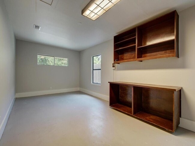 Building Photo - 1110 Fieldcrest Dr