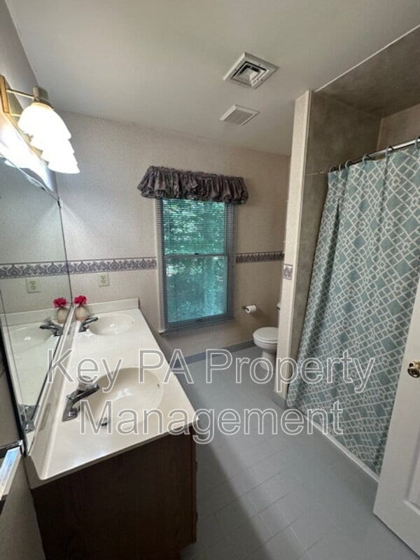 Building Photo - 16 Brookhollow Dr