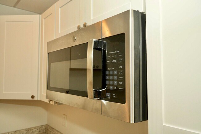 Building Photo - 4 Rockbrook Dr