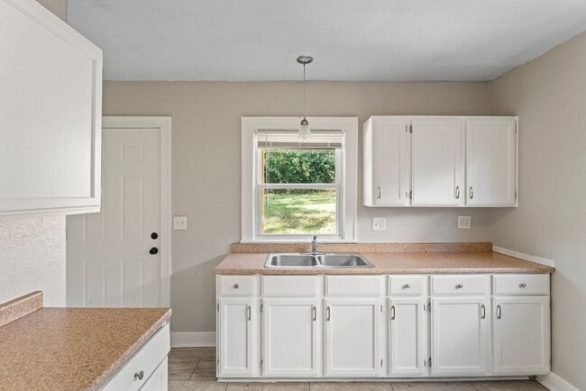 Building Photo - Affordable 2-Bed Home in Kansas City — Hardwood Floors, Porch & Pet-Friendly! 1/2 off Second Mont...