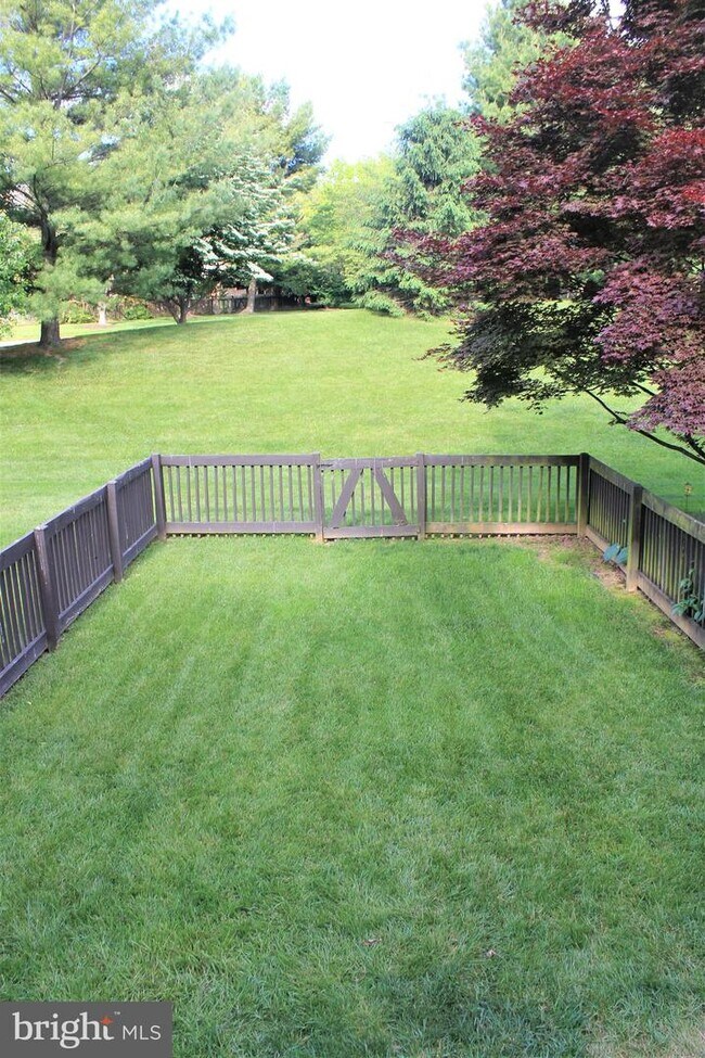 Building Photo - 27 Tudor Ct