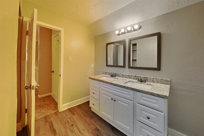 Building Photo - 3238 Three Pines Dr
