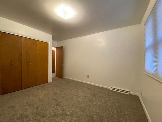 Building Photo - Comping Soon - Well maintained ranch apartment