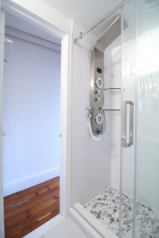 Building Photo - Charming 1 BR w/ Great Natural Light!*Avai...