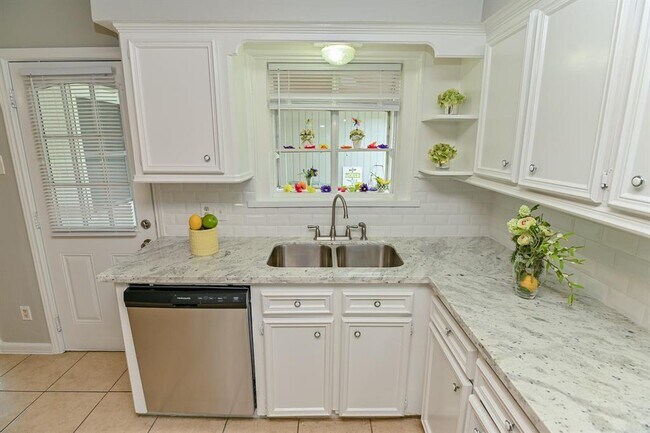 Building Photo - 8409 Bob White Dr