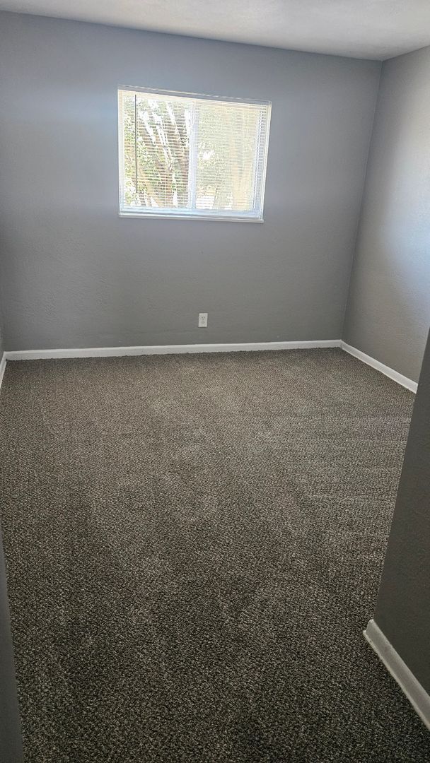 Building Photo - 2 bedroom- HUGE PATIO