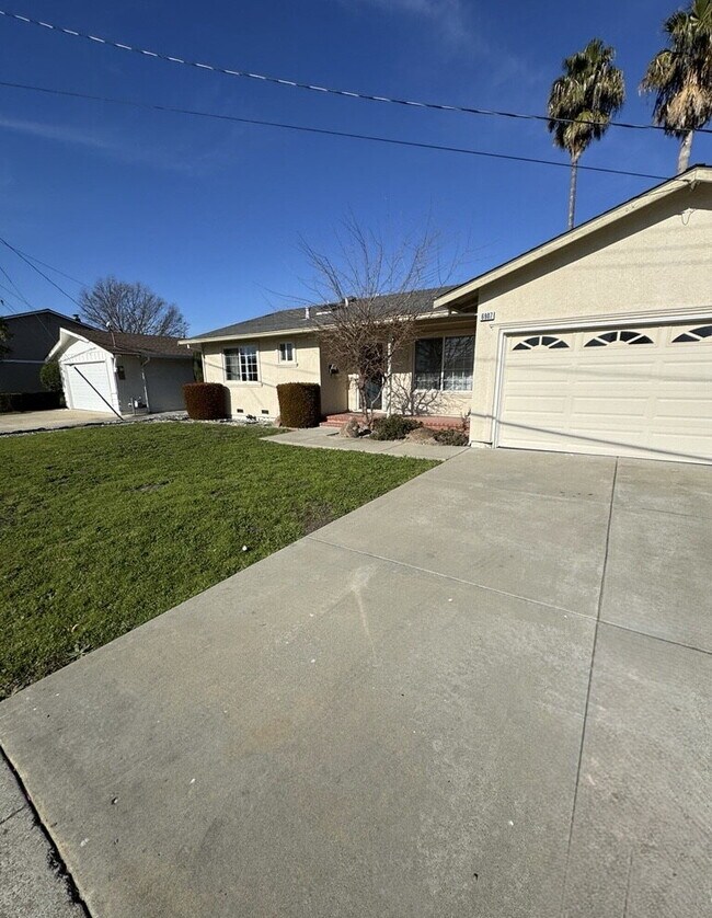 Building Photo - Updated 3 Bed, 2 Bath Home Close to Dublin HS